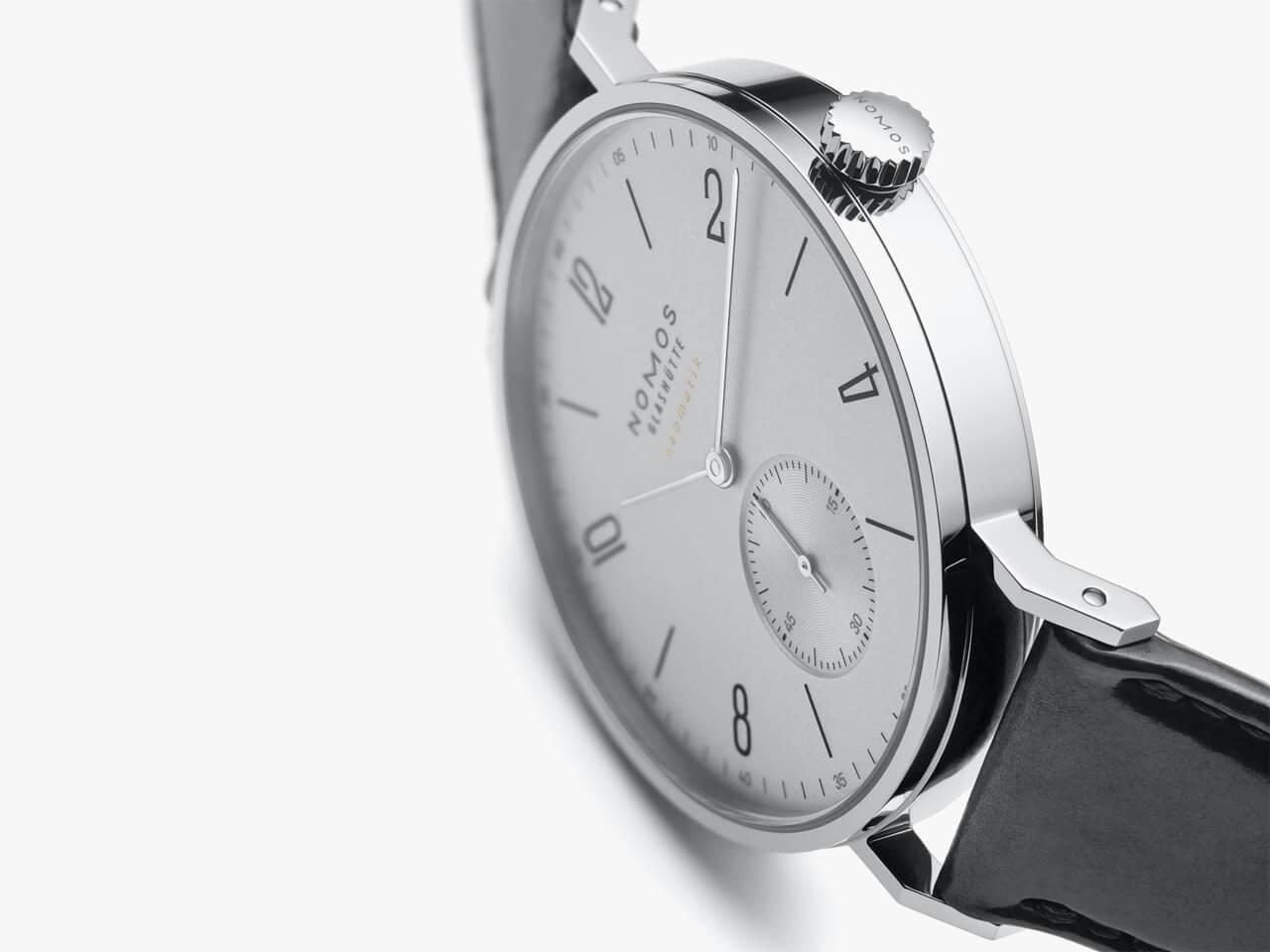 Nomos Glashütte Tangente 39 neomatik Platingrau Automatik 39mm silberfarbenes Zifferblatt schwarzes Lederband Glasboden – Herrenuhren Uhr ohne Datum aus Edelstahl. Das Gehäuse ist rund und silber. Das Lederarmband ist schwarz. Das Zifferblatt ist arabisch Index und grau. – Ansicht 4