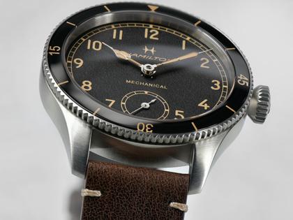 Hamilton Khaki Aviation Pilot Pioneer Mechanical Handaufzug Edelstahl 43mm schwarzes Zifferblatt braunes Lederband – Herrenuhren Uhr ohne Datum aus Edelstahl und Leder. Das Gehäuse ist rund und silber. Das Lederarmband ist braun. Das Zifferblatt ist arabisch und schwarz. – Ansicht 5