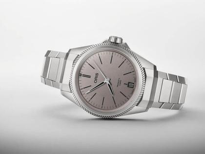 Oris Pro Pilot X Calibre 400 Automatik Titan 39mm graues Zifferblatt Metallband – Herrenuhren Uhr mit Datum aus Titan. Das Gehäuse ist rund und silber. Das Titanarmband ist silber. Das Zifferblatt ist ein Index in grau. – Ansicht 5