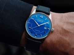 Union Glashütte Noramis  Datum Automatik Edelstahl 40mm blaues Zifferblatt blaues Lederband – Herrenuhren Uhr mit Datum aus Edelstahl. Das Gehäuse ist rund und silber. Das Lederarmband ist blau. Das Zifferblatt ist ein Index in blau. – Ansicht 2
