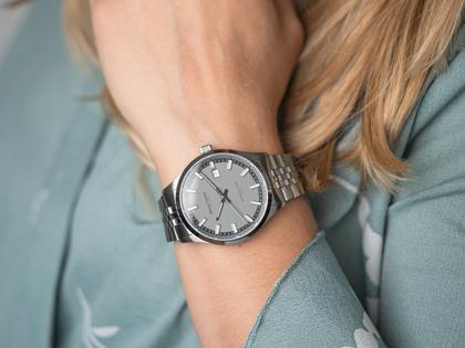 Bruno Söhnle Glashütte Turin Automatik Edelstahl 39,5mm graues Zifferblatt Metallband – Herrenuhren Uhr mit Datum aus Edelstahl. Das Gehäuse ist rund und silber. Das Edelstahlarmband ist silber. Das Zifferblatt ist ein Index in grau. – Ansicht 5