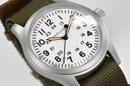 Hamilton Khaki Field Mechanical Handaufzug Edelstahl 42mm weißes Zifferblatt olivgrünes Textilband – Herrenuhren Uhr ohne Datum aus Edelstahl. Das Gehäuse ist rund und silber. Das Textilarmband ist grün. Das Zifferblatt ist arabisch und weiß. – Ansicht 3