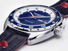 Hamilton American Classic Pan Europe Automatik Edelstahl 42 mm blau Lederband schwarz – Herrenuhren Uhr mit Datum aus Edelstahl und Leder. Das Gehäuse ist rund und silber. Das Lederarmband ist schwarz. Das Zifferblatt ist ein Index in blau. – Ansicht 3