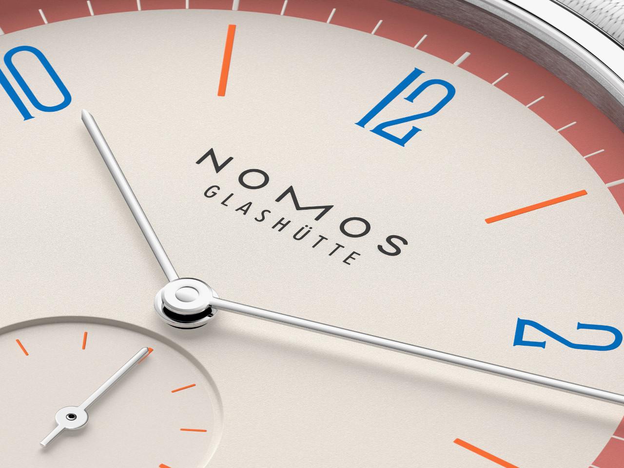 Nomos Glashütte Tangente 38 Datum "175 Years Watchmaking - Love" Handaufzug Edelstahl cremeweißes Zifferblatt graues Textilband Glasboden – Herrenuhren Uhr mit Datum aus Edelstahl. Das Gehäuse ist rund und silber. Das Textilarmband ist grau. Das Zifferblatt ist arabisch Index und beige. – Ansicht 6