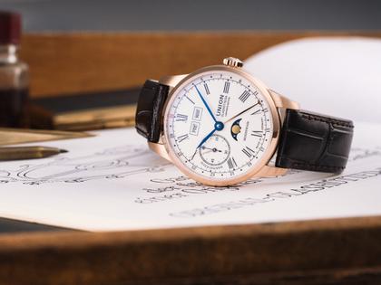 Union Glashütte 1893 Johannes Dürrstein Mondphase Limited Edition Handaufzug Rotgold 41mm weißes Zifferblatt braunes Lederband – Herrenuhren Uhr mit Datum aus 750 Rotgold und Leder. Das Gehäuse ist rund und roségold. Das Lederarmband ist braun. Das Zifferblatt ist arabisch römisch und weiß. – Ansicht 7