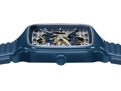 Rado True Square Automatik Skeleton Keramik 38mm blaues Zifferblatt blaues Kautschukband – Herrenuhren Uhr ohne Datum aus Keramik und Titan. Das Gehäuse ist quadratisch und blau. Das Kautschuk / Kunststoff / Silikon Armband ist blau. Das Zifferblatt ist skelettiert und blau. – Ansicht 2
