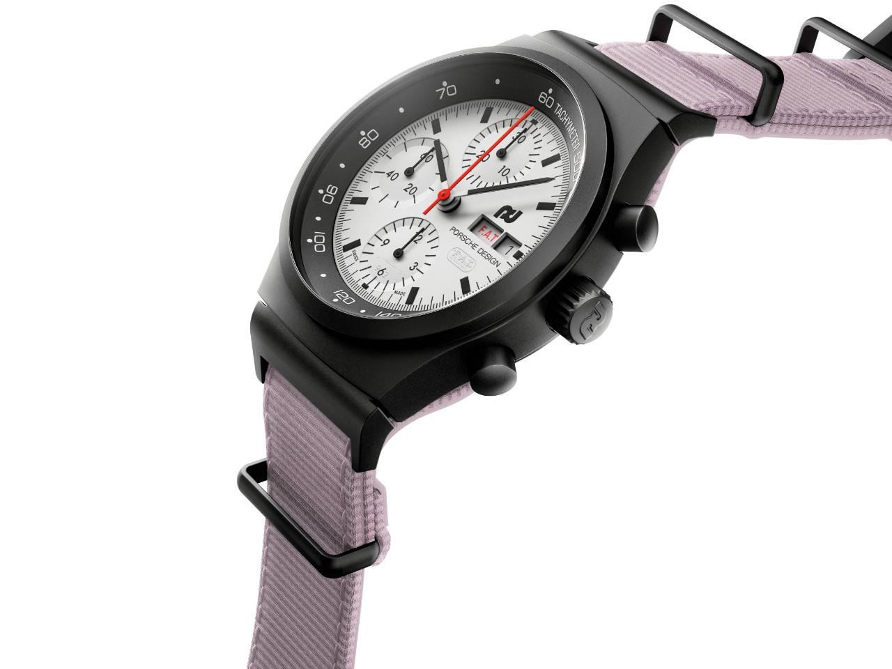 Porsche Design Chronograph 1 - F.A.T. 2025 Edition – Herrenuhren Chronograph aus Titan und Titancarbid beschichtet. Das Gehäuse ist rund und schwarz. Das Titanarmband ist schwarz. Das Zifferblatt ist ein Index in weiß. – Ansicht 6