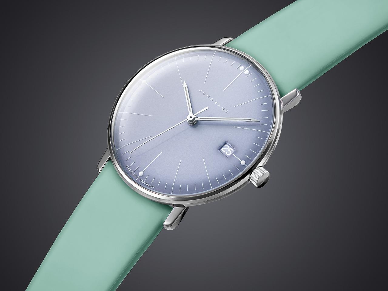 Junghans Max Bill Damen Quarz Edelstahl 32,7mm blaues Zifferblatt blaues Lederband – Damenuhren Uhr mit Datum aus Edelstahl. Das Gehäuse ist rund und silber. Das Lederarmband ist blau. Das Zifferblatt ist ein Index in blau. – Ansicht 4