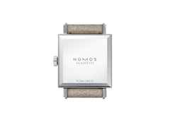 Nomos Glashütte Tetra 27 Champagner Handaufzug Edelstahl 27mm beiges Zifferblatt braunes Lederband – Damenuhren Uhr ohne Datum aus Edelstahl. Das Gehäuse ist quadratisch und silber. Das Lederarmband ist beige. Das Zifferblatt ist arabisch Index und beige. – Ansicht 4