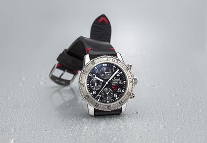 Sinn Spezialuhren 206 St Ar Taucherchronograph Automatik Edelstahl 43mm schwarzes Zifferblatt schwarzes Lederband – Herrenuhren Chronograph aus Edelstahl. Das Gehäuse ist rund und silber. Das Lederarmband ist schwarz. Das Zifferblatt ist arabisch Index und schwarz. – Ansicht 2