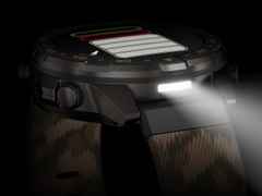 Garmin MARQ Commander Gen 3 Titan Schwarz-DLC 47mm digitales Display schwarzes Textilband – Herrenuhren Uhr Multifunktion aus DLC beschichtet, Keramik und Titan. Das Gehäuse ist rund und grau. Das Textilarmband ist schwarz. Der Zifferblatt ist digital. – Ansicht 7