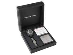 Porsche Design Chronograph 1 - Utility Hodinkee 2026 Limited Edition Automatik Titan 41mm schwarzes Zifferblatt Titanband und Lederband – Herrenuhren Chronograph aus Leder, Titan und Titancarbid beschichtet. Das Gehäuse ist rund und grau. Das Titanarmband ist grau. Das Zifferblatt ist ein Index in schwarz. – Ansicht 7