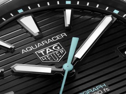 TAG Heuer Aquaracer Professional 200 Solargraph Titan 40mm schwarzes Zifferblatt Metallband – Herrenuhren Uhr mit Datum aus Titan. Das Gehäuse ist rund und silber. Das Titanarmband ist silber. Das Zifferblatt ist ein Index in schwarz. – Ansicht 4