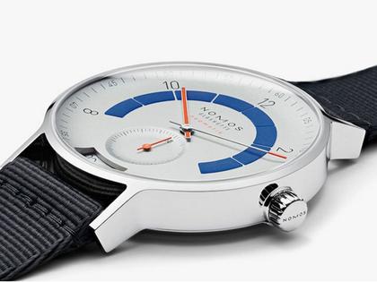 Nomos Glashütte Autobahn neomatik 41 Datum Sportgrau Automatik Edelstahl 41mm graues Zifferblatt blaues Textilband – Herrenuhren Uhr mit Datum aus Edelstahl. Das Gehäuse ist rund und silber. Das Textilarmband ist blau. Das Zifferblatt ist arabisch Index und weiß. – Ansicht 2
