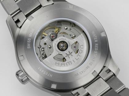 Hamilton Khaki Field Titanium Auto Titan 42mm blaues Zifferblatt Metallband – Herrenuhren Uhr ohne Datum aus Titan. Das Gehäuse ist rund und silber. Das Titanarmband ist silber. Das Zifferblatt ist arabisch und blau. – Ansicht 4