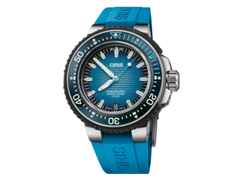 Oris Aquis Pro 4000M Automatik Titan 49,5mm blaues Wellen-Zifferblatt blaues Kautschukband – Herrenuhren Uhr mit Datum aus Kautschuk und Titan. Das Gehäuse ist rund und grau. Das Kautschuk / Kunststoff / Silikon Armband ist blau. Das Zifferblatt ist ein Index in blau.
