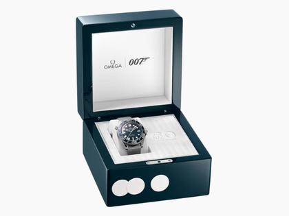 Omega Seamaster Diver 300M James Bond 60th Anniversary Automatik Edelstahl 42mm blaues Zifferblatt Metallband – Herrenuhren Uhr ohne Datum aus Aluminium und Edelstahl. Das Gehäuse ist rund und silber. Das Edelstahlarmband ist silber. Das Zifferblatt ist ein Index in blau. – Ansicht 6