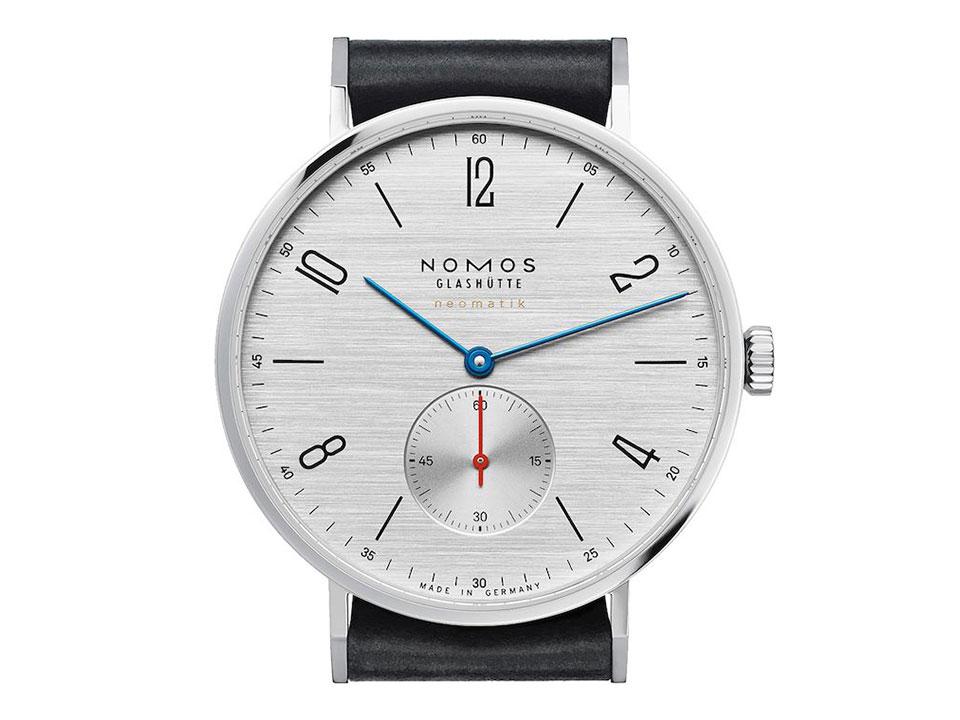 Nomos Glashütte Tangente 39 neomatik Silvercut Automatik Edelstahl 39mm silberfarbenes Zifferblatt schwarzes Lederband – Herrenuhren Uhr ohne Datum aus Edelstahl. Das Gehäuse ist rund und silber. Das Lederarmband ist schwarz. Das Zifferblatt ist arabisch Index und silber. – Ansicht 3