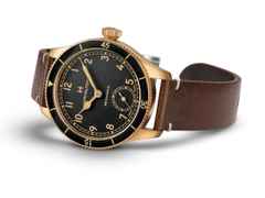 Hamilton Khaki Aviation Pilot Pioneer Mechanical Handaufzug Bronze 43mm schwarzes Zifferblatt braunes Lederband – Herrenuhren Uhr ohne Datum aus Bronze und Leder. Das Gehäuse ist rund und gelbgold. Das Lederarmband ist braun. Das Zifferblatt ist arabisch und schwarz. – Ansicht 3