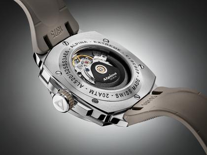 Alpina Alpiner Extreme Automatik Edelstahl 39mm beiges Zifferblatt beiges Kautschukband – Herrenuhren Uhr mit Datum aus Edelstahl und Kautschuk. Das Gehäuse ist rund und silber. Das Kautschuk / Kunststoff / Silikon Armband ist beige. Das Zifferblatt ist ein Index in beige. – Ansicht 4