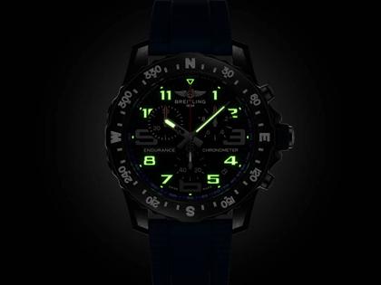 Breitling Endurance Pro 44 Chronograph Quarz Breitlight schwarzes Zifferblatt blaues Kautschukband – Herrenuhren Chronograph aus Kautschuk und Sonstiges. Das Gehäuse ist rund und schwarz. Das Kautschuk / Kunststoff / Silikon Armband ist blau. Das Zifferblatt ist arabisch Index und schwarz. – Ansicht 5