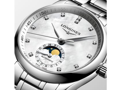Longines Master Collection Automatik Edelstahl 34mm weißes Perlmutt-Zifferblatt mit Diamanten Metallband – Damenuhren Uhr mit Datum aus Edelstahl. Das Gehäuse ist rund und silber. Das Edelstahlarmband ist silber. Das Zifferblatt ist ein Index in weiß. – Ansicht 2