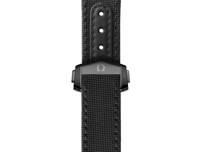 Omega Speedmaster Dark Side of the Moon Chronograph Automatik Keramik 44mm schwarzes Zifferblatt schwarzes Textilband – Herrenuhren Chronograph aus Keramik. Das Gehäuse ist rund und schwarz. Das Textilarmband ist schwarz. Das Zifferblatt ist ein Index in schwarz. – Ansicht 3