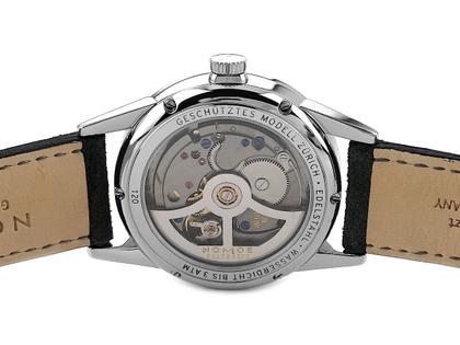 Nomos Glashütte Zürich Automatik Edelstahl 40mm graues Zifferblatt Lederband Ref. 803 Full Set mit Garantie Occasion – Herrenuhren Uhr ohne Datum aus Edelstahl. Das Gehäuse ist rund und silber. Das Lederarmband ist anthrazit. Das Zifferblatt ist ein Index in anthrazit. – Ansicht 2