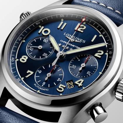 Longines Spirit Chronograph Automatik Edelstahl 42mm blaues Zifferblatt blaues Lederband – Herrenuhren Chronograph aus Edelstahl. Das Gehäuse ist rund und silber. Das Lederarmband ist blau. Das Zifferblatt ist arabisch Index und blau. – Ansicht 4