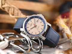 Mühle Glashütte 29er Big Sand Automatik Edelstahl 42,4mm beiges Zifferblatt nautikblaues Canvasband – Herrenuhren Uhr mit Datum aus Edelstahl und Leder. Das Gehäuse ist rund und silber. Das Textilarmband ist blau. Das Zifferblatt ist ein Index in beige. – Ansicht 2