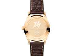 Omega Seamaster Milano Cortina 2026 Automatik Edelstahl 37mm weißes Zifferblatt braunes Lederband – Herrenuhren Uhr ohne Datum aus 750 Gelbgold und Leder. Das Gehäuse ist rund und gelbgold. Das Lederarmband ist braun. Das Zifferblatt ist ein Index in weiß. – Ansicht 4