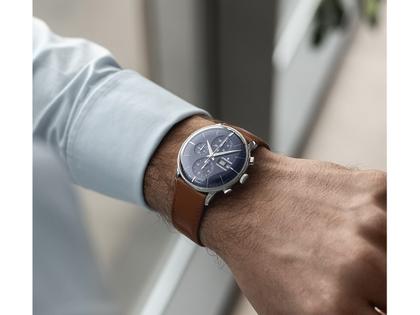 Junghans Meister Chronoscope Automatik Edelstahl 40mm blaues Zifferblatt braunes Lederband – Herrenuhren Chronograph aus Edelstahl. Das Gehäuse ist rund und silber. Das Lederarmband ist braun. Das Zifferblatt ist ein Index in blau. – Ansicht 5