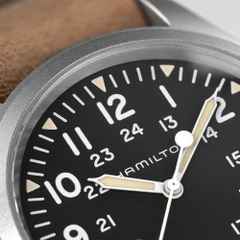 Hamilton Khaki Field Mechanical Handaufzug Edelstahl 38mm schwarzes Zifferblatt braunes Lederband – Herrenuhren Uhr ohne Datum aus Edelstahl und PVD beschichtet. Das Gehäuse ist rund und silber. Das Lederarmband ist braun. Das Zifferblatt ist arabisch und schwarz. – Ansicht 4
