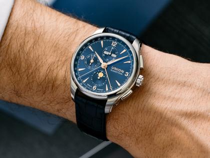 Union Glashütte Belisar Chronograph Mondphase Automatik Edelstahl 42mm blaues Zifferblatt blaues Lederband – Herrenuhren Chronograph aus Edelstahl und Leder. Das Gehäuse ist rund und silber. Das Lederarmband ist blau. Das Zifferblatt ist arabisch Index und blau. – Ansicht 3