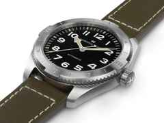 Hamilton Khaki Field Expedition Automatik Edelstahl 41mm schwarzes Zifferblatt olivgrünes Lederband – Herrenuhren Uhr ohne Datum aus Edelstahl und Leder. Das Gehäuse ist rund und silber. Das Lederarmband ist grün. Das Zifferblatt ist arabisch und schwarz. – Ansicht 3