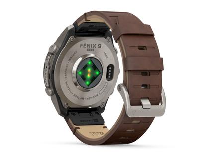 Garmin Fenix 9 Pro inReach Titan 47mm digitales Display braunes Lederband – Herrenuhren Uhr Multifunktion aus Leder und Titan. Das Gehäuse ist rund und grau. Das Lederarmband ist braun. Das Zifferblatt ist digital und schwarz. – Ansicht 4