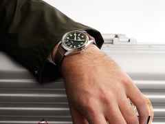 Alpina Startimer Pilot Automatik Edelstahl 40mm graues Zifferblatt braunes Lederband – Herrenuhren Uhr mit Datum aus Edelstahl und Leder. Das Gehäuse ist rund und silber. Das Lederarmband ist braun. Das Zifferblatt ist arabisch Index und grau. – Ansicht 5