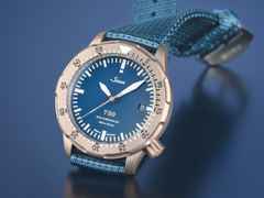 Sinn Spezialuhren T50 GOLDBRONZE B Limited Edition Automatik Bronze 41mm blaues Zifferblatt blaues Textilband – Herrenuhren Uhr mit Datum aus Bronze und Titan. Das Gehäuse ist rund und bronze. Das Textilarmband ist blau. Das Zifferblatt ist ein Index in blau. – Ansicht 7