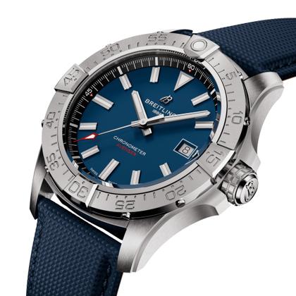 Breitling Avenger Automatik 42 Edelstahl blaues Zifferblatt dunkelblaues Lederband – Herrenuhren Uhr mit Datum aus Edelstahl und Leder. Das Gehäuse ist rund und silber. Das Lederarmband ist blau. Das Zifferblatt ist ein Index in blau. – Ansicht 2