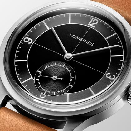 Longines Sector Dial Automatik Edelstahl 38,5mm graues Zifferblatt braunes Lederband – Herrenuhren Uhr ohne Datum aus Edelstahl. Das Gehäuse ist rund und silber. Das Lederarmband ist braun. Das Zifferblatt ist arabisch Index und grau. – Ansicht 2