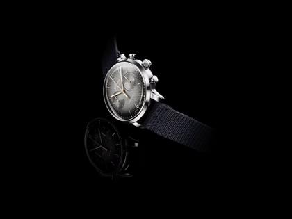 Glashütte Original Sixties Chronograph Jahresedition 2023/2024 Automatik Edelstahl 42mm graues Zifferblatt schwarzes Textilband – Herrenuhren Chronograph aus Edelstahl. Das Gehäuse ist rund und silber. Das Textilarmband ist blau. Das Zifferblatt ist arabisch Index und grau. – Ansicht 3