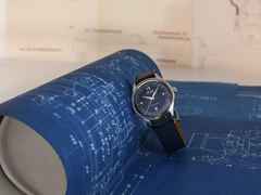 Union Glashütte Noramis Datum Deutschland Klassik 2021 Limitierte Edition Automatik Edelstahl 40mm blaues Zifferblatt blaues Lederband – Herrenuhren Uhr mit Datum aus Edelstahl. Das Gehäuse ist rund und silber. Das Lederarmband ist blau. Das Zifferblatt ist arabisch Index und blau. – Ansicht 3