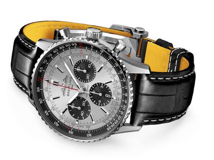 Breitling Navitimer B01 Chronograph 43 Edelstahl silbernes Zifferblatt schwarzes Lederband – Herrenuhren Chronograph aus Edelstahl. Das Gehäuse ist rund und silber. Das Lederarmband Kroko / Alligator ist schwarz. Das Zifferblatt ist ein Index in silber. – Ansicht 3