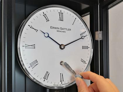 Erwin Sattler Seilzug Regulator Wanduhr Classica P 70 M schwarz – Großuhren Wanduhr aus . Das Gehäuse ist rechteckig und schwarz. Das Zifferblatt ist arabisch Index und weiß. – Ansicht 3