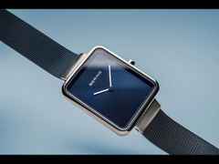 Bering 14528 Edelstahl Damenuhr eckig blaues Zifferblatt Edelstahlband – Damenuhren Uhr ohne Datum aus Edelstahl. Das Gehäuse ist rechteckig und silber. Das Edelstahlarmband ist blau. Das Zifferblatt ist ohne Zeichen und blau. – Ansicht 2