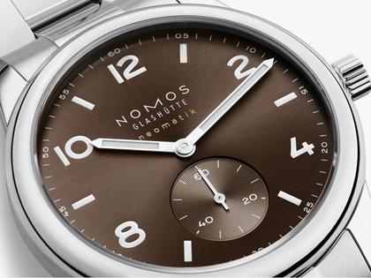 Nomos Glashütte Club Sport neomatik 39 Tabac Automatik Edelstahl braunes Zifferblatt Metallband Stahlboden – Herrenuhren Uhr ohne Datum aus Edelstahl. Das Gehäuse ist rund und silber. Das Edelstahlarmband ist silber. Das Zifferblatt ist arabisch Index und braun. – Ansicht 4
