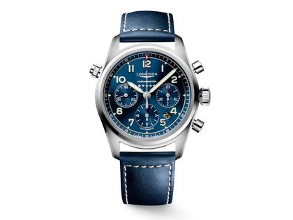 Longines Spirit Chronograph Automatik Edelstahl 42mm blaues Zifferblatt blaues Lederband – Herrenuhren Chronograph aus Edelstahl. Das Gehäuse ist rund und silber. Das Lederarmband ist blau. Das Zifferblatt ist arabisch Index und blau.