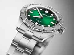 Oris Divers Sixty-Five Calibre 400 Automatik Edelstahl 38mm grünes Zifferblatt Metallband – Herrenuhren Uhr ohne Datum aus Edelstahl. Das Gehäuse ist rund und silber. Das Edelstahlarmband ist silber. Das Zifferblatt ist ein Index in grün. – Ansicht 2