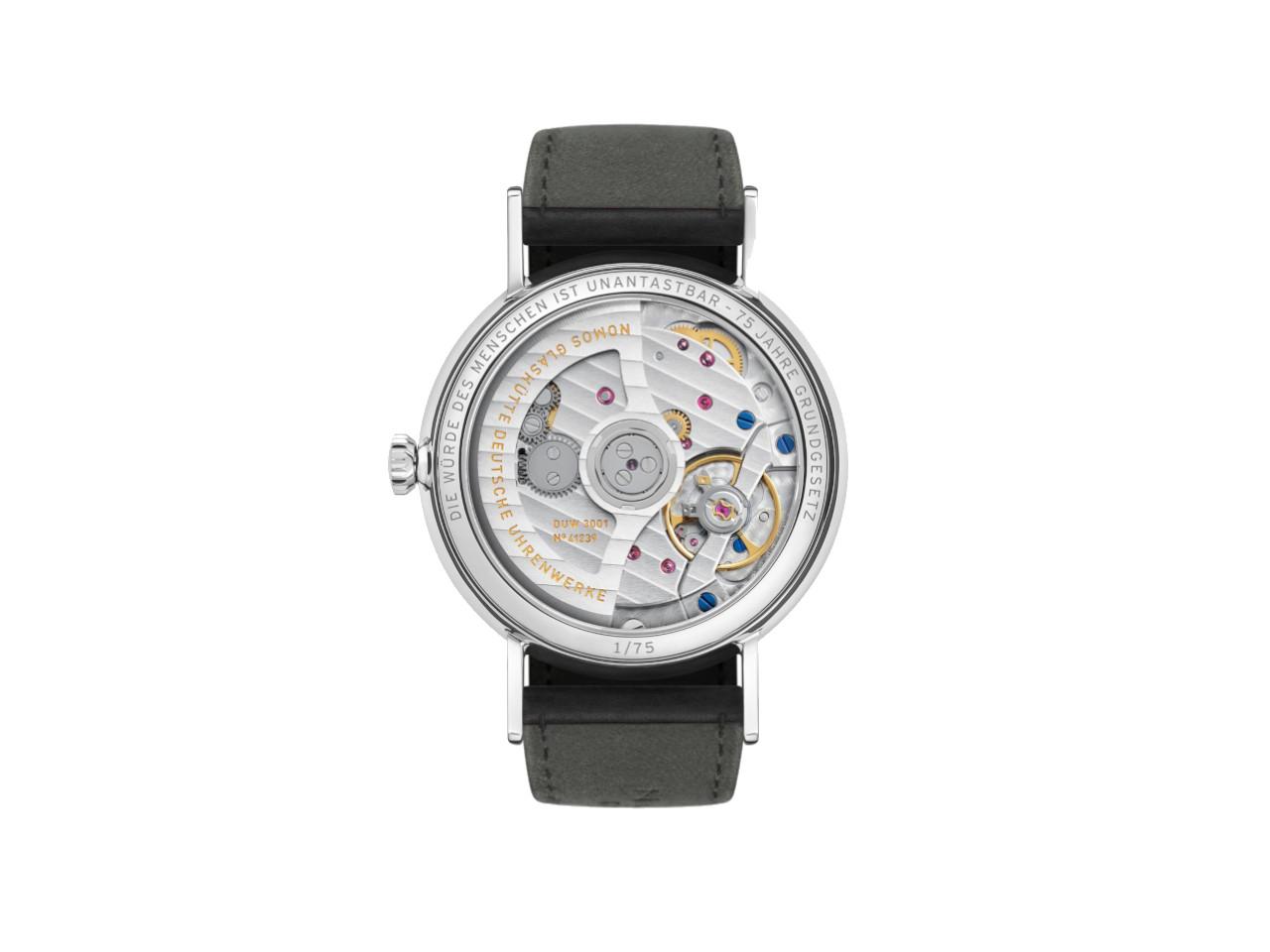Nomos Glashütte Ludwig 36 Neomatik 75 Jahre Grundgesetz Automatik Edelstahl 36mm weißes Zifferblatt schwarzes Lederband limitiert – Damenuhren Uhr ohne Datum aus Edelstahl und Leder. Das Gehäuse ist rund und silber. Das Lederarmband ist schwarz. Das Zifferblatt ist römisch Index und weiß. – Ansicht 2