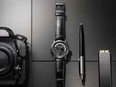 Frederique Constant Classics Worldtimer GMT Manufacture Automatik Edelstahl Schwarz-PVD 42mm schwarzes Zifferblatt schwarzes Lederband Limited Edition – Herrenuhren Uhr mit Datum aus Edelstahl und PVD beschichtet. Das Gehäuse ist rund und schwarz. Das Lederarmband Kroko / Alligator ist schwarz. Das Zifferblatt ist ein Index in schwarz. – Ansicht 4